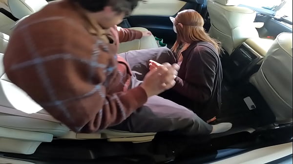 旦那が迎えに来たのに側の車の中でお尻を振りながら2連続フェラ抜きする変態人妻