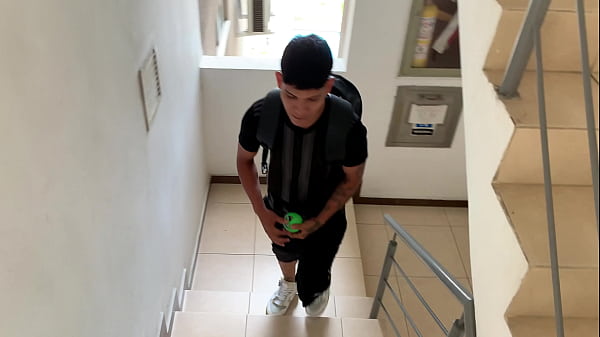 La puta madrastra de mi mejor amigo me ruega a que la folle duro mientras mi mejor amigo no esta en casa.