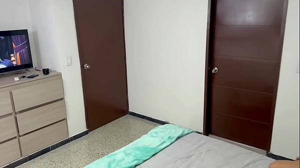 La primera polla que entra al coño de mi hermanastra es la mia. TIMIDA HERMANASTRA PIERDE SU VIRGINIDAD Y LO DISFRUTA MUCHO.
